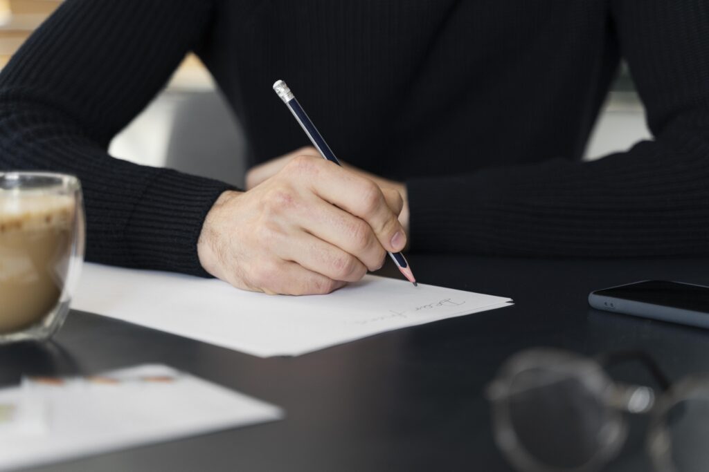 Firma di documenti legali per l'assistenza nelle pratiche burocratiche e amministrative funerarie.