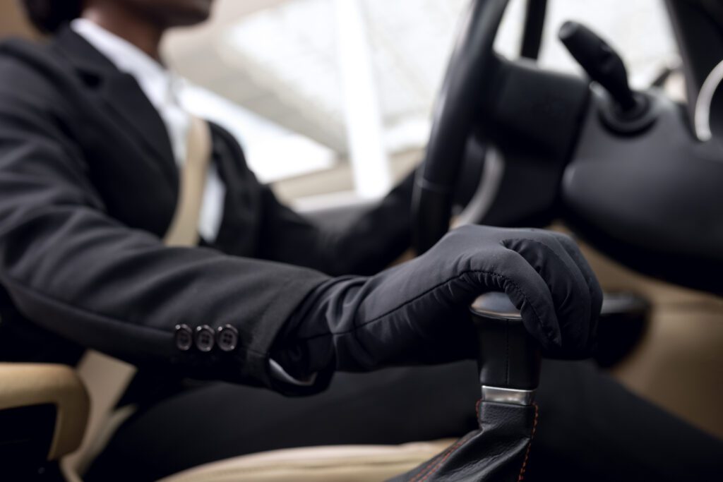 Personale qualificato di Onoranze Funebri Cassa alla guida di un'auto funebre moderna per il trasporto salma