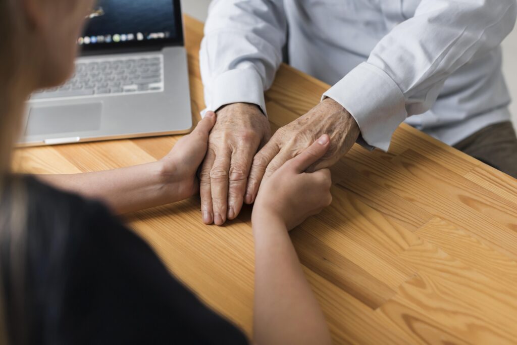 Sostegno e conforto ai familiari durante la consulenza gratuita per pagamenti rateali e assistenza.
