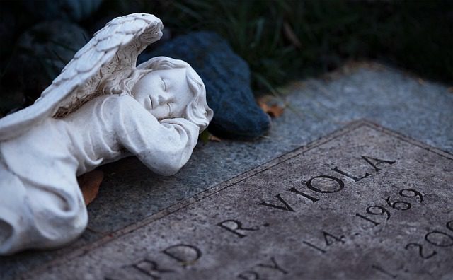 Statua di angelo in marmo realizzata artigianalmente nel laboratorio interno di arte funeraria Cassa.