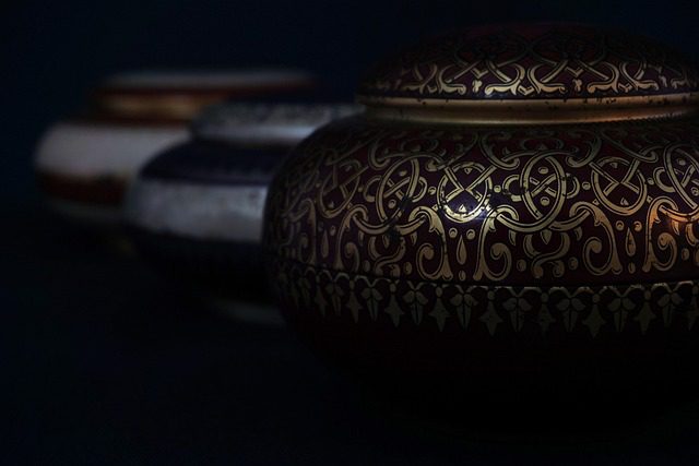 Eleganti urne in legno per la conservazione delle ceneri dopo il servizio di cremazione a cura di Onoranze Funebri Cassa.